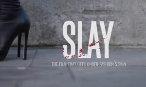 在人行道上的黑色高跟鞋旁边是杀死了电影《时尚皮肤》的电影GydF4y2Ba