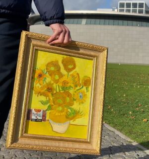 该团队的成员将向日葵绘画带入阿姆斯特丹的梵高博物馆GydF4y2Ba